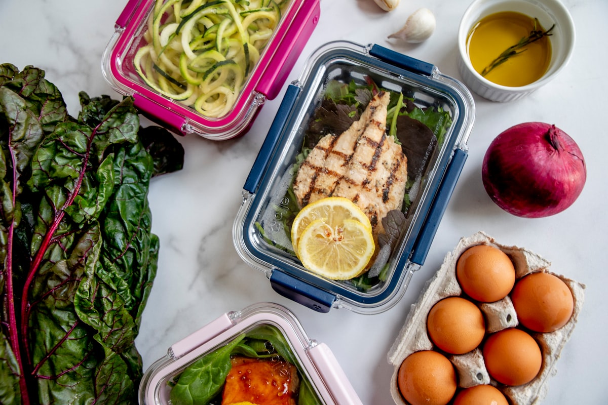 Leafy green salad with grilled salmon and avocado